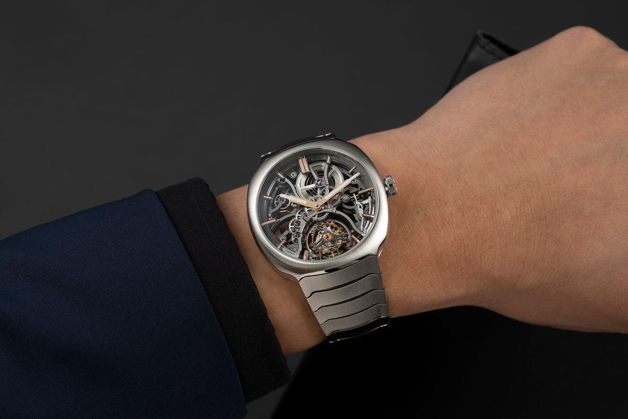 HMoser_6814-1200_Streamliner_Tourbillon_Skeleton__Lifestyle_Wristshot_check_blue.jpg