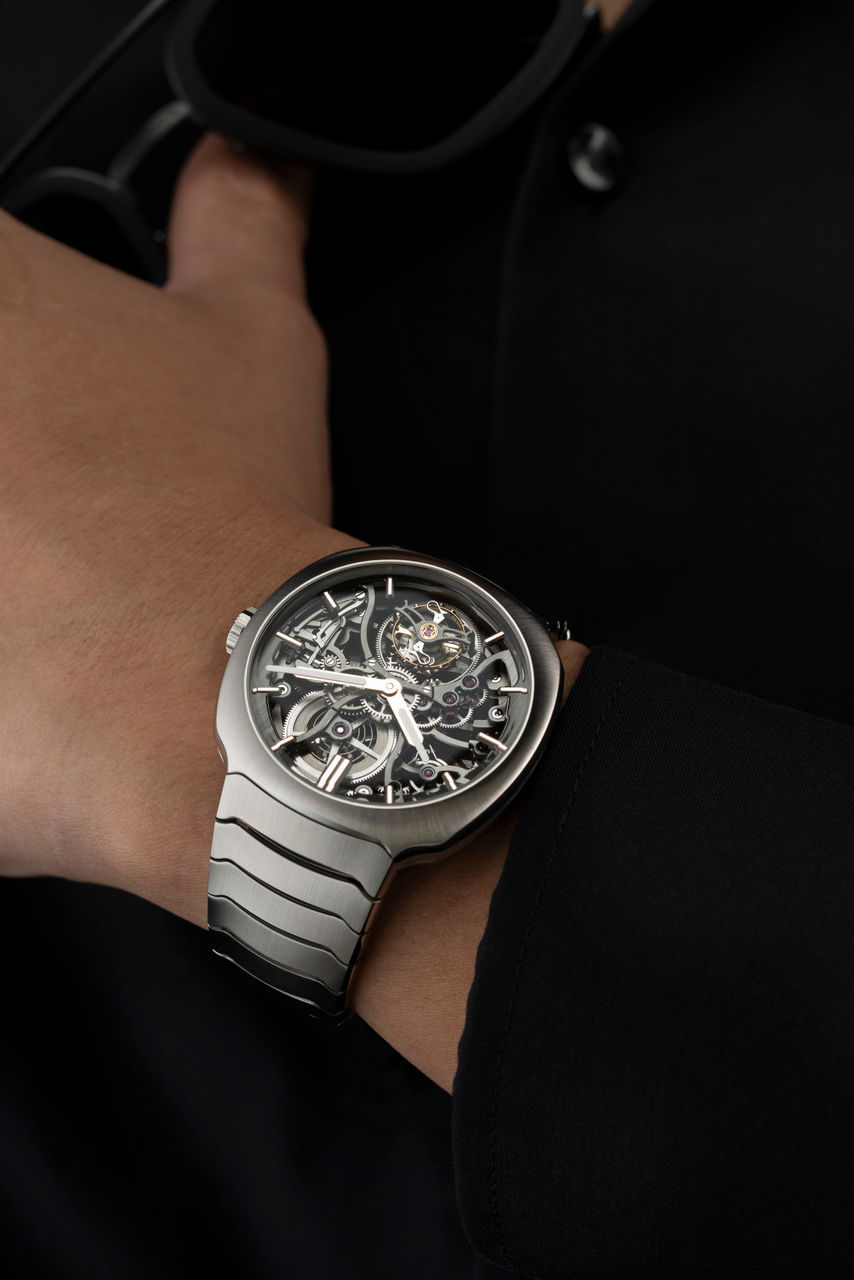 HMoser_6814-1200_Streamliner_Tourbillon_Skeleton__Lifestyle_Wristshot_present_black.jpg