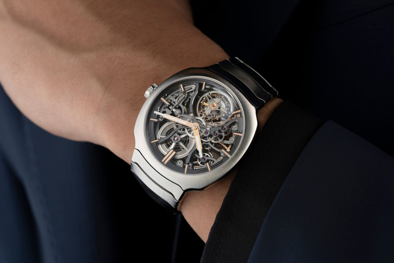 HMoser_6814-1200_Streamliner_Tourbillon_Skeleton__Lifestyle_Wristshot_present_blue.jpg